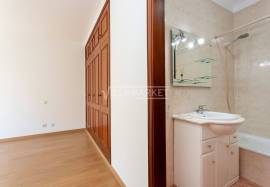 Bright 2 bedroom apartment with 2 bathrooms and large balcony located in the city center of Lagos