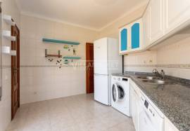 Bright 2 bedroom apartment with 2 bathrooms and large balcony located in the city center of Lagos
