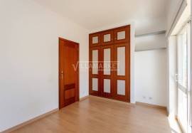 Bright 2 bedroom apartment with 2 bathrooms and large balcony located in the city center of Lagos