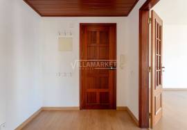 Bright 2 bedroom apartment with 2 bathrooms and large balcony located in the city center of Lagos