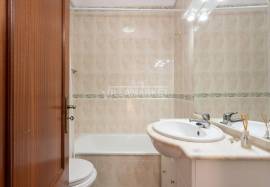 Bright 2 bedroom apartment with 2 bathrooms and large balcony located in the city center of Lagos