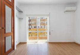 Bright 2 bedroom apartment with 2 bathrooms and large balcony located in the city center of Lagos