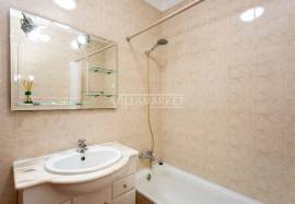 Bright 2 bedroom apartment with 2 bathrooms and large balcony located in the city center of Lagos