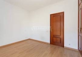 Bright 2 bedroom apartment with 2 bathrooms and large balcony located in the city center of Lagos