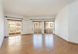 Bright 2 bedroom apartment with 2 bathrooms and large balcony located in the city center of Lagos