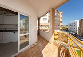 Bright 2 bedroom apartment with 2 bathrooms and large balcony located in the city center of Lagos
