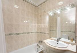 Bright 2 bedroom apartment with 2 bathrooms and large balcony located in the city center of Lagos