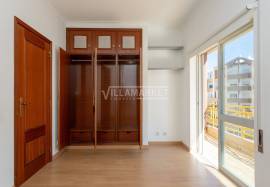 Bright 2 bedroom apartment with 2 bathrooms and large balcony located in the city center of Lagos