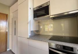 3 bedroom apartment with balcony, for rent, in Porto 3 bedroom apartment with balcony, for rent, in Porto