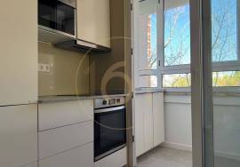 3 bedroom apartment with balcony, for rent, in Porto 3 bedroom apartment with balcony, for rent, in Porto