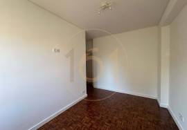 3 bedroom apartment with balcony, for rent, in Porto 3 bedroom apartment with balcony, for rent, in Porto