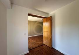 3 bedroom apartment with balcony, for rent, in Porto 3 bedroom apartment with balcony, for rent, in Porto
