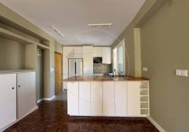 3 bedroom apartment with balcony, for rent, in Porto 3 bedroom apartment with balcony, for rent, in Porto