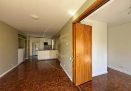 3 bedroom apartment with balcony, for rent, in Porto 3 bedroom apartment with balcony, for rent, in Porto
