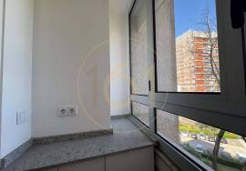 3 bedroom apartment with balcony, for rent, in Porto 3 bedroom apartment with balcony, for rent, in Porto