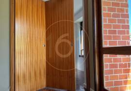 3 bedroom apartment with balcony, for rent, in Porto 3 bedroom apartment with balcony, for rent, in Porto