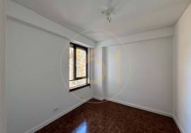 3 bedroom apartment with balcony, for rent, in Porto 3 bedroom apartment with balcony, for rent, in Porto