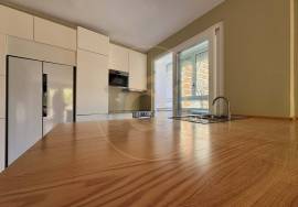 3 bedroom apartment with balcony, for rent, in Porto 3 bedroom apartment with balcony, for rent, in Porto
