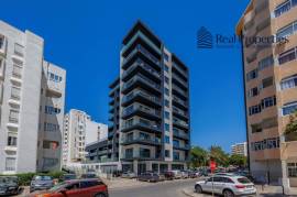 Shop / Commercial Space in Quarteira – Premium & By the Beach