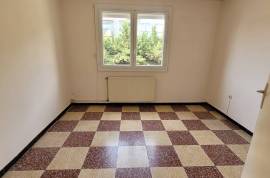 A Charming, Light-Filled Flat Measuring 67 M2 With A Balcony And Private Parking, In The Heart Of Beziers. A Charming, Light-Filled Flat Measuring 67 M2 With A Balcony And Private Parking, In The Heart Of Beziers.