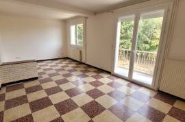 A Charming, Light-Filled Flat Measuring 67 M2 With A Balcony And Private Parking, In The Heart Of Beziers. A Charming, Light-Filled Flat Measuring 67 M2 With A Balcony And Private Parking, In The Heart Of Beziers.