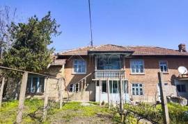 Amplia casa de 2 plantas con jardín de 2,000 m² | Pueblo tranquilo cerca de Polski Trambesh