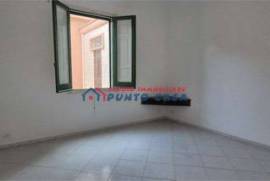 PRESSI COLOSSEUM – Ufficio al P.T. – 110mq ca. – 3 vani + archivio + wc. Buone condizioni.
