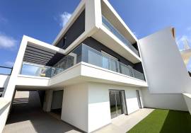 Spacious 3-Bedroom Villa Located in Mexilhoeira Grande