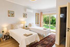 4 km from Albufeira, House T3 + 3 + T0 and 3 rustic plots