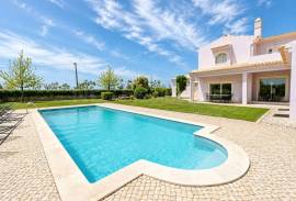 4 km from Albufeira, House T3 + 3 + T0 and 3 rustic plots