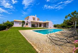 4 km from Albufeira, House T3 + 3 + T0 and 3 rustic plots