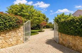 4 km from Albufeira, House T3 + 3 + T0 and 3 rustic plots