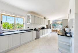 4 km from Albufeira, House T3 + 3 + T0 and 3 rustic plots
