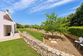 4 km from Albufeira, House T3 + 3 + T0 and 3 rustic plots