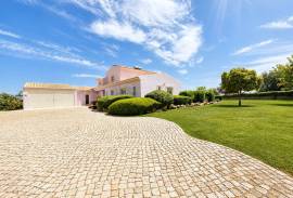 4 km from Albufeira, House T3 + 3 + T0 and 3 rustic plots