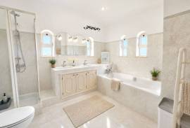 4 km from Albufeira, House T3 + 3 + T0 and 3 rustic plots