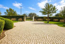 4 km from Albufeira, House T3 + 3 + T0 and 3 rustic plots