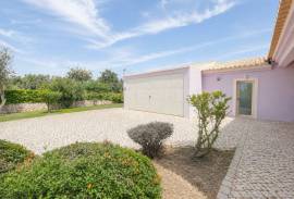 4 km from Albufeira, House T3 + 3 + T0 and 3 rustic plots