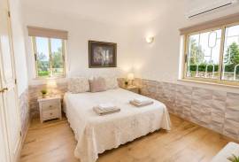 4 km from Albufeira, House T3 + 3 + T0 and 3 rustic plots