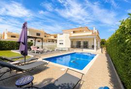 Albufeira, 4 +1 Bedroom Villa with Pool in São Rafael