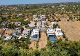 Plot of land with 494 m2 for the construction of a 3 bedroom semi-detached house located in the Monte Rosa Urbanization in Quelfes Plot of land with 494 m2 for the construction of a 3 bedroom semi-detached house located in the Monte Rosa Urbanization in Quelfes