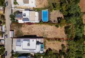 Plot of land with 494 m2 for the construction of a 3 bedroom semi-detached house located in the Monte Rosa Urbanization in Quelfes Plot of land with 494 m2 for the construction of a 3 bedroom semi-detached house located in the Monte Rosa Urbanization in Quelfes