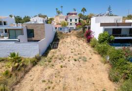 Plot of land with 494 m2 for the construction of a 3 bedroom semi-detached house located in the Monte Rosa Urbanization in Quelfes Plot of land with 494 m2 for the construction of a 3 bedroom semi-detached house located in the Monte Rosa Urbanization in Quelfes