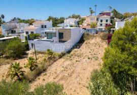 Plot of land with 494 m2 for the construction of a 3 bedroom semi-detached house located in the Monte Rosa Urbanization in Quelfes Plot of land with 494 m2 for the construction of a 3 bedroom semi-detached house located in the Monte Rosa Urbanization in Quelfes