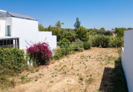Plot of land with 494 m2 for the construction of a 3 bedroom semi-detached house located in the Monte Rosa Urbanization in Quelfes Plot of land with 494 m2 for the construction of a 3 bedroom semi-detached house located in the Monte Rosa Urbanization in Quelfes