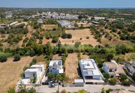 Plot of land with 494 m2 for the construction of a 3 bedroom semi-detached house located in the Monte Rosa Urbanization in Quelfes Plot of land with 494 m2 for the construction of a 3 bedroom semi-detached house located in the Monte Rosa Urbanization in Quelfes