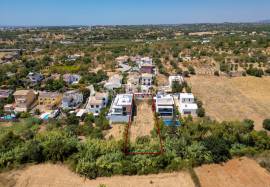 Plot of land with 494 m2 for the construction of a 3 bedroom semi-detached house located in the Monte Rosa Urbanization in Quelfes Plot of land with 494 m2 for the construction of a 3 bedroom semi-detached house located in the Monte Rosa Urbanization in Quelfes