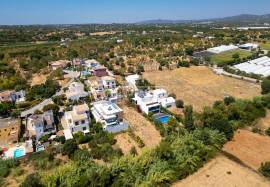 Plot of land with 494 m2 for the construction of a 3 bedroom semi-detached house located in the Monte Rosa Urbanization in Quelfes Plot of land with 494 m2 for the construction of a 3 bedroom semi-detached house located in the Monte Rosa Urbanization in Quelfes