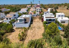 Plot of land with 494 m2 for the construction of a 3 bedroom semi-detached house located in the Monte Rosa Urbanization in Quelfes Plot of land with 494 m2 for the construction of a 3 bedroom semi-detached house located in the Monte Rosa Urbanization in Quelfes