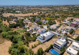Plot of land with 494 m2 for the construction of a 3 bedroom semi-detached house located in the Monte Rosa Urbanization in Quelfes Plot of land with 494 m2 for the construction of a 3 bedroom semi-detached house located in the Monte Rosa Urbanization in Quelfes